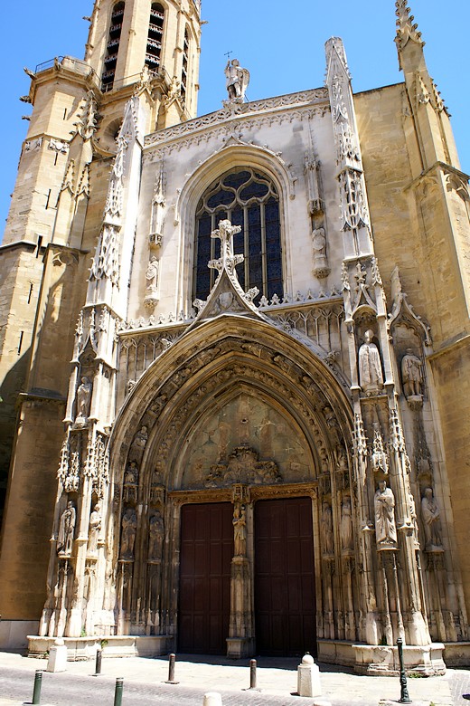 Entrée de la cathédrale Saint-Sauveur