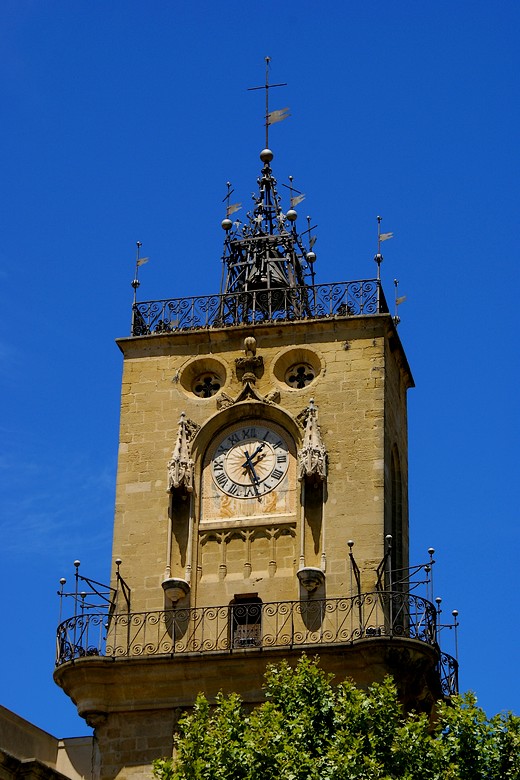 Clocher de la tour de l'Horloge dominant la place de l'Hôtel-de-Ville