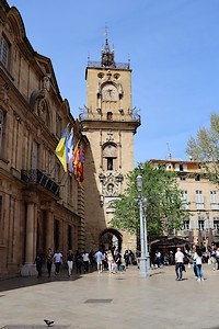 Tour de l'Horloge face à la place de l'Hôtel-de-Ville