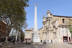 Fontaine des Prêcheurs devant l'église Sainte-Marie-Madeleine