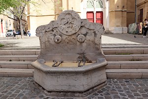 Fontaine devant l'église Saint-Jean-de-Malte