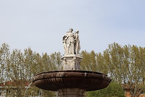 Zoom sur les statues en marbre