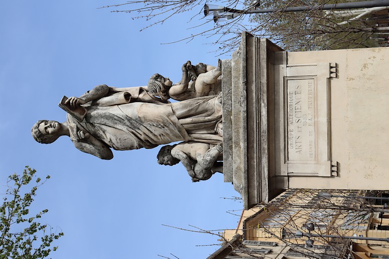 Statue à l'entrée ouest du Cours Mirabeau