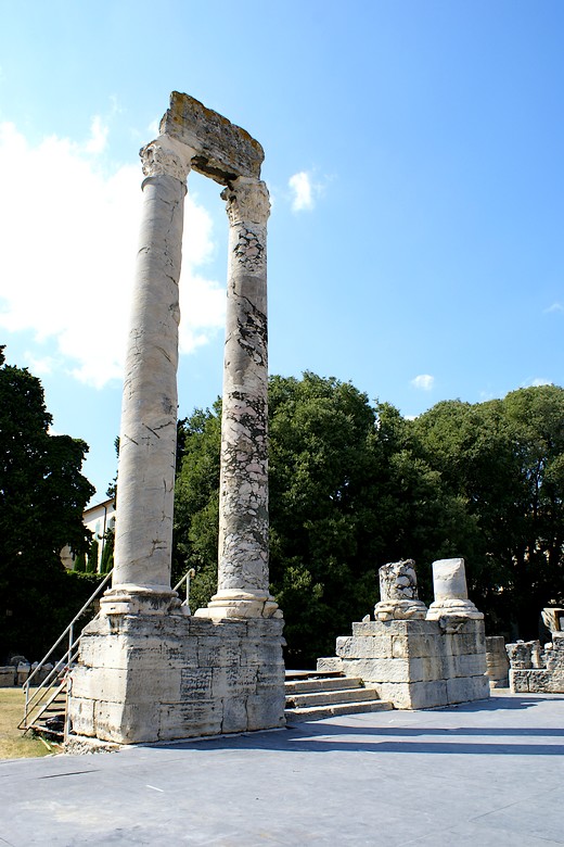 Subsistance de deux admirables colonnes