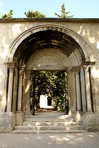 Portail sculpté de l'église Saint-Honorat