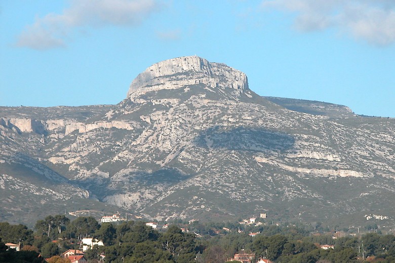 Aubagne (Bouches-du-Rhône) - Vue sur la montagne du Garlaban