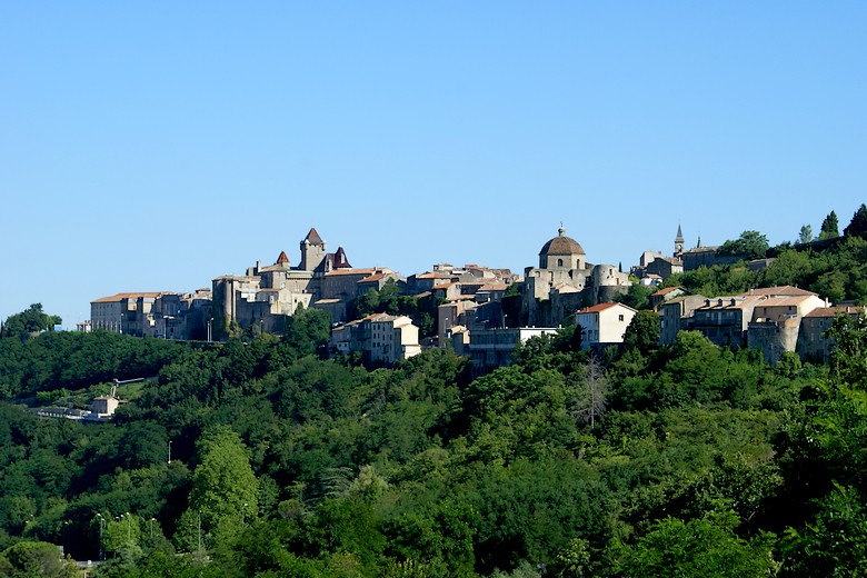Aubenas (Ardèche) - La ville à l'horizon