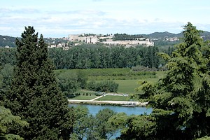 Villeneuve-lès-Avignon (Fort Saint-André) à l'horizon