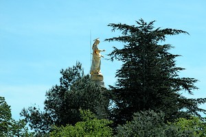 Statue de la vierge dominant la Cathédrale Notre-Dame-des-Doms