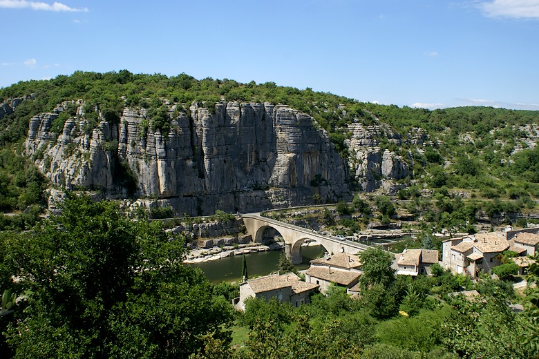 Zoom sur le rocher dominant l'Ardèche