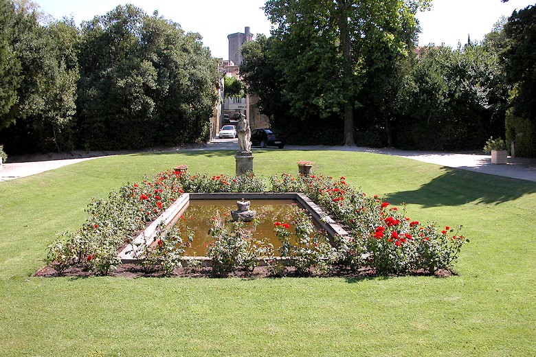 Jardin à l'entrée du Château