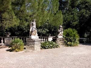 Statues devant le jardin