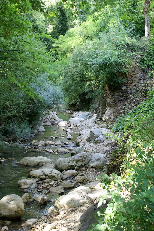 Barbières (Drôme) - Rivière au pied du village