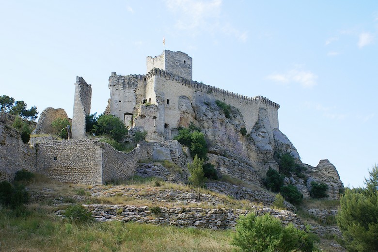 Boulbon (Bouches-du-Rhône) - Au pied du château fort