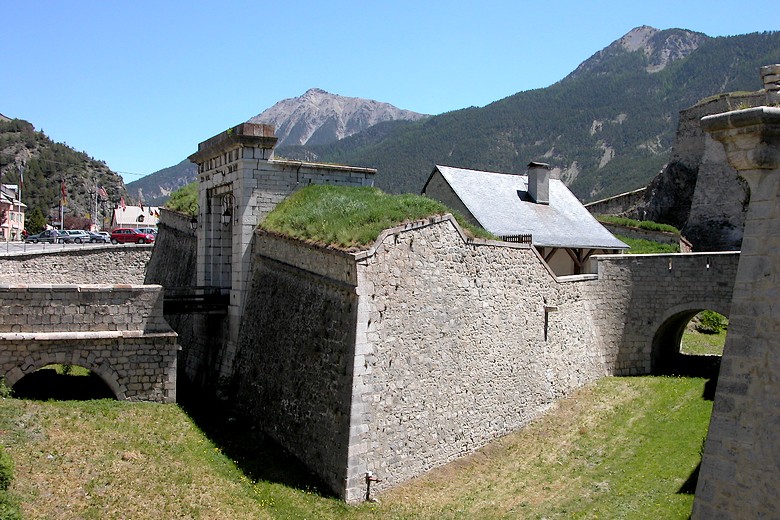 Briançon (Hautes-Alpes) - Remparts près de la porte Dauphine