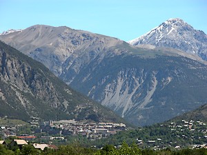 La ville au pied d'un des massifs alpins