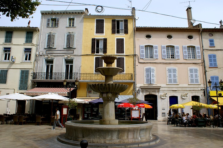 Brignoles (Var) - Fontaine sur la place Carami