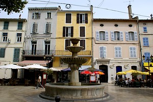 Fontaine sur la place Carami