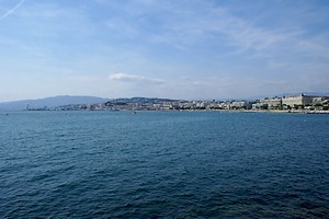 La ville de Cannes à l'horizon