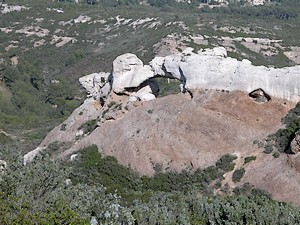 Un rocher percé en forme d'arc