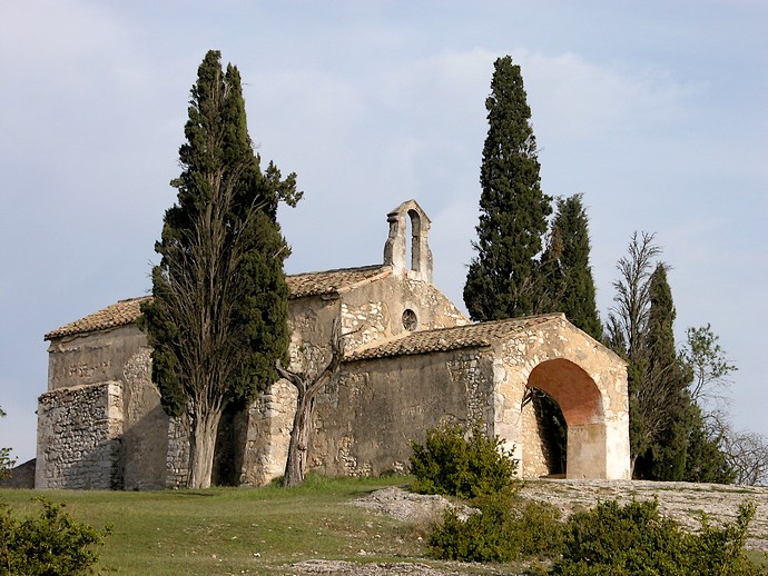 Chapelle Saint-Sixte (Bouches-du-Rhône) - Face à la chapelle