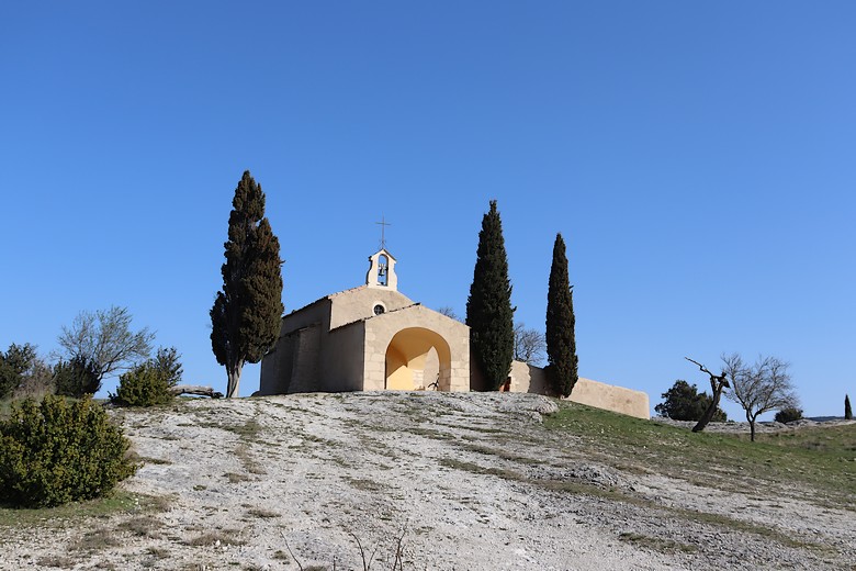 Chapelle Saint-Sixte (Bouches-du-Rhône) - Au pied de la chapelle