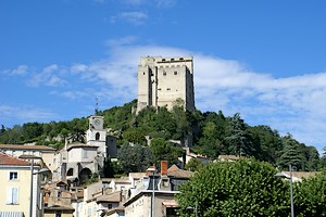 Le Donjon avec le clocher de l’église