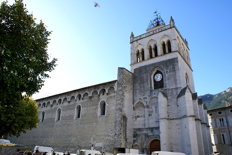 Die (Drôme) - La Cathédrale à partir de la place de la République