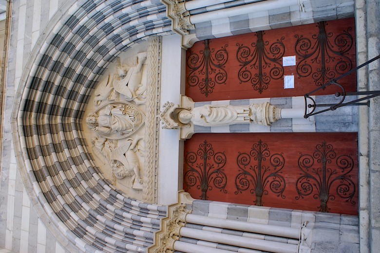 Entrée de la cathédrale Saint-Jérôme