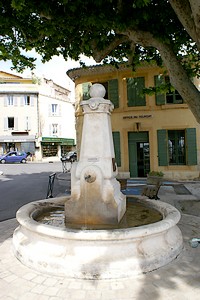 Fontaine devant l'église Saint Julien
