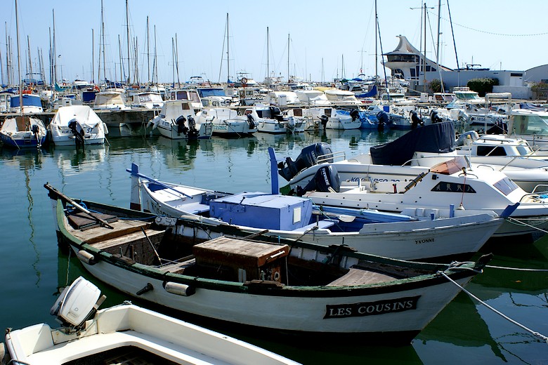 Fos-sur-Mer (Bouches-du-Rhône) - Barques amarrées au port de plaisance