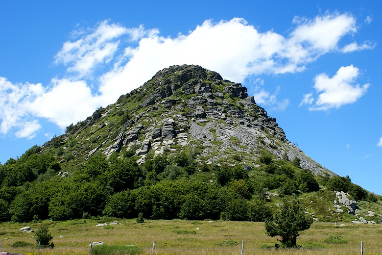 Gerbier-de-Jonc (Ardèche) - Face à l’immense « tas de gerbes »