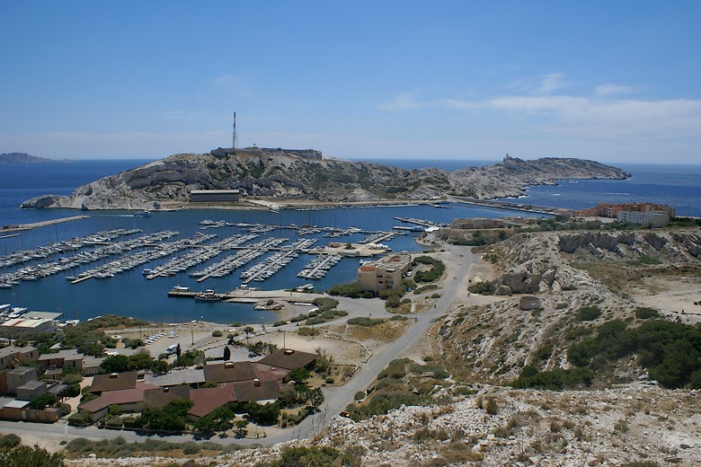 Vue sur Port du Frioul et sur l'ïle Pomègues