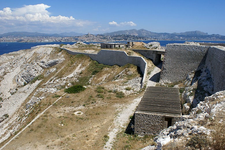 Face au fort de Ratonneau