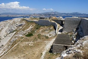 Face au fort de Ratonneau