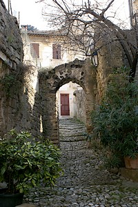 Porte ancienne au coeur du village