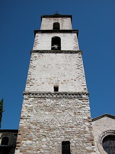 Eglise Saint-Sauveur : au pied du campanile de ferronerie