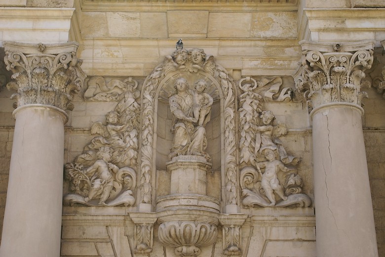 Martigues (Bouches-du-Rhône) - Partie de la façade de l’église Sainte-Madeleine-de-l’Ile