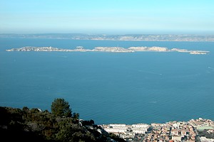 Iles du Frioul avec la Côte Bleue à l’horizon