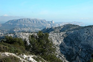 Massifs entre Marseille et Cassis à l’horizon