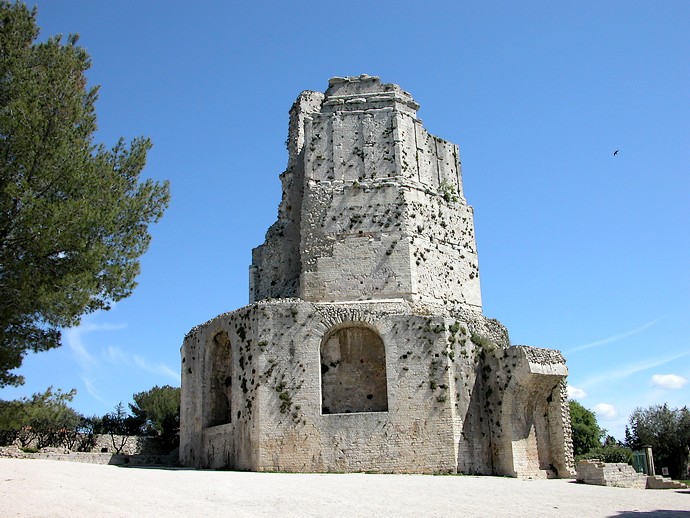 Nîmes (Gard) - Au pied de la tour Magne