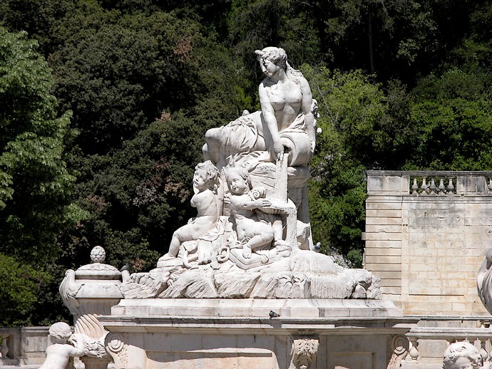 Nîmes (Gard) - Une statue