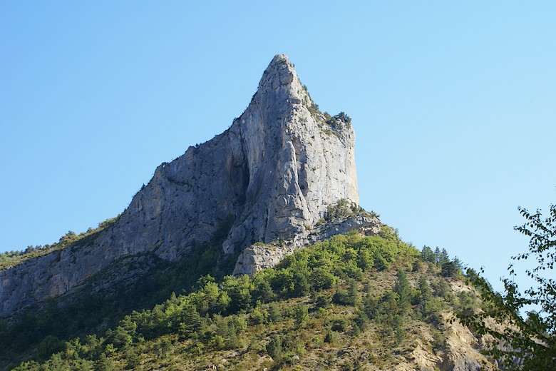 Orpierre (Hautes-Alpes) - Au pied d'une des falaises