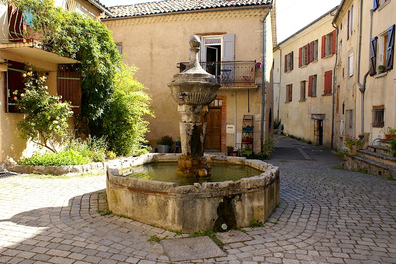Orpierre (Hautes-Alpes) - La fontaine sur la place de la Fontronde