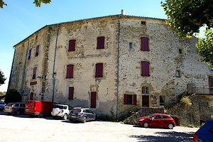 Face au Château de Rosans