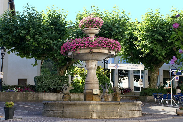 Saint-Jean-en-Royans (Drôme) - Une fontaine