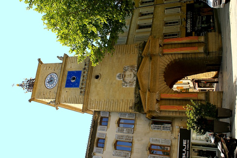 Salon-de-Provence (Bouches-du-Rhône) - Au pied de la Porte de l'Horloge