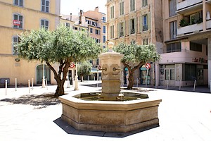 Fontaine sur la place de la Poissonnerie