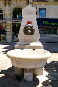 Fontaine sur la place Louis-Blanc