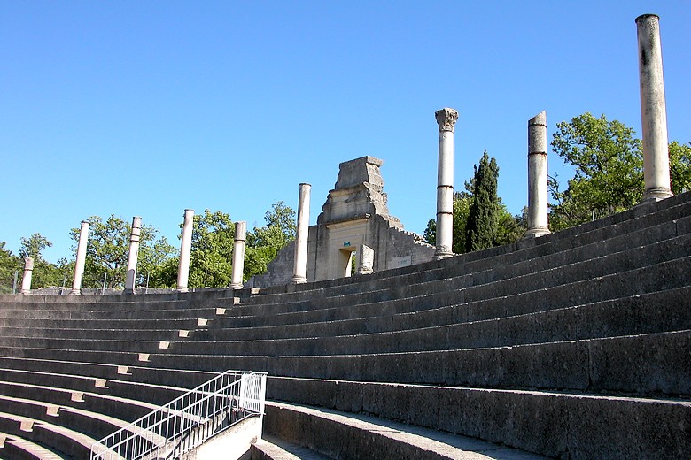 Colonnes dominant le Théâtre romain